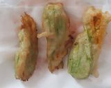 Foto del passaggio 14 della ricetta Fiori di zucca fritti alla romana