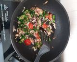 Foto langkah ke 4 dari resep Cumi asin tumis cabai hijau.