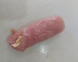 Foto del paso 1 de la receta: Pechugas envueltas en tocino y rellenas de queso