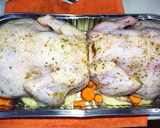 Foto del paso 2 de la receta: Pollo entero asado al carbón con papas y zanahoria
