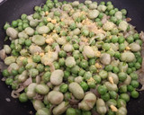 Foto del paso 1 de la receta: Guisantes con habitas y Huevos