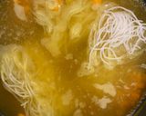 Foto del paso 2 de la receta: Maruchan casera con fideos de arroz, pollo y champiñones