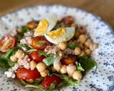Foto del paso 3 de la receta: Ensalada de garbanzos, rúcula y atún