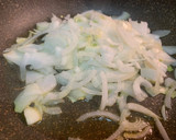 Foto del paso 1 de la receta: Calamares encebollados con habas