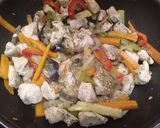 Foto del paso 7 de la receta Pavo salteado con verduras