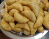 मावे की गुजिया (Mave ki gujiya recipe in hindi) रेसिपी चरण 9 फोटो