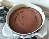 Foto del passaggio 5 della ricetta Torta al cioccolato ripiena e ricoperta di crema al pistacchio