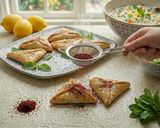 صورة لخطوة 9 من وصفة مثلثات الانتعاش (Crunchy Zesty Triangles) ☀️ سناك صيفي "اختراع" في 10 دقائق!