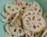 A picture of step 1 of Lotus root peanut soup.