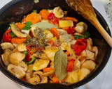 Foto del paso 4 de la receta: Rabo de ternera en salsa de chirivías, pimientos y zanahorias