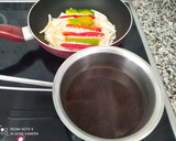 Foto del paso 2 de la receta: Paella con bonito, pimientos y ajos tiernos