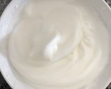 Hình bước làm 2 của món Bánh bông lan sốt kem trứng keto (sốt trứng chưa đạt)