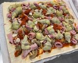 Une image de l'étape 9 de Pizza jambon tomate artichaut champignons emmental et mozzarella.