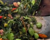 Foto langkah ke 4 dari resep Tumis Daun Pepaya Cumi Asin Pete.