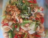 Foto langkah ke 3 dari resep Selada Romaine Cah Udang.