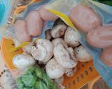 Foto langkah ke 1 dari resep Tumis Jamur Sosis Kecap.