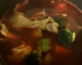 Foto del paso 2 de la receta: Caldo de pollo, (rojo)