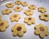 Foto del passaggio 4 della ricetta Frollini con marmellata