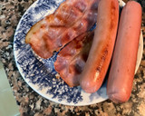 Foto del paso 3 de la receta: Perrito caliente con cebolla caramelizada, bacon y cheddar