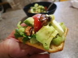 Biscotes con mozzarella, aguacate y penca de apio