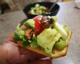 Foto del paso 5 de la receta: Biscotes con mozzarella, aguacate y penca de apio