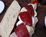 Foto del paso 4 de la receta: Bocadillo de pata asada con pimiento del piquillo, queso curado y huevo duro