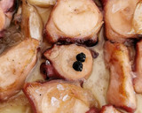 Foto del paso 4 de la receta: Tapa de Pulpo confitado en aceite de oliva y vino blanco