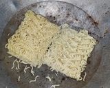 Foto langkah ke 1 dari resep Mi Legam Manis Bumbu Rahasia.