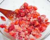 Foto langkah ke 1 dari resep Korean Strawberry Milk.