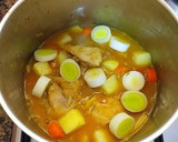 Foto del paso 9 de la receta: Cuartos traseros de pollo con puerros, zanahorias al azafrán