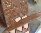 Foto del paso 8 de la receta: Bombones de chocolate oscuro con relleno de maracuyá y mezcal