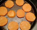 Foto del paso 2 de la receta: Bifes de pechuga de pollo a la plancha con calabacín al horno