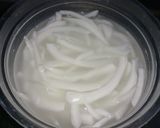 Hình bước làm 3 của món Bánh phu thê màu hoa đậu biếc