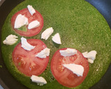 Foto del paso 3 de la receta: 🇲🇽 Omelette tricolor (espinacas, tomate y queso) 🇲🇽