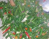 Foto langkah ke 3 dari resep Tumis touge kacang panjang.