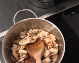 Foto del passaggio 1 della ricetta Risotto rosso con funghi e burrata