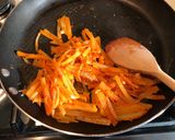 A picture of step 4 of Pan-fried potato shreds with Korean chilli paste.