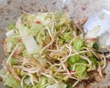 Foto langkah ke 3 dari resep Tumis Tauge Sawi Putih.