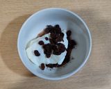Foto del paso 4 de la receta: Desayuno de uvas 🍇 con yogur y pasas