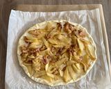 Une image de l'étape 3 de Tarte fine au pommes lardon camembert.