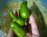 A picture of step 3 of Hari mirch k pakoray.