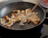 Foto del paso 5 de la receta: Patatas revolconas con salteado de setas de chopo