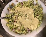 Une image de l'étape 9 de Salade de crabe au céleri, courgette, oignon rouge et olives noires.