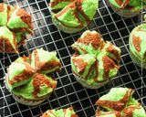 Foto langkah ke 4 dari resep Bolu Kukus Pandan Cokelat Mekar Semua - Asian Steamed Cake.