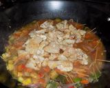 Foto del paso 4 de la receta: Salteado al wok de vegetales, pescado y pasta