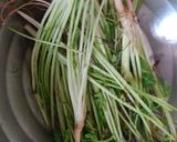 A picture of step 1 of Coriander roots chutney.