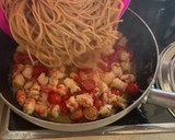 Foto del paso 8 de la receta: Espaguetis al vermú, coquinas y gambones