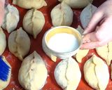 Фото кроку 6 до Пирожки с абрикосами и малиной.