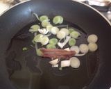 Foto del passaggio 3 della ricetta Pasta con peperoni, pomodorini confit e zucchine fritte