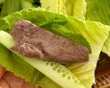 Hình bước làm 4 của món Rau Diếp Cuốn Phi Lê Bò Áp Chảo & Kim Chi Chấm Sốt Ssamjang Hàn Quốc